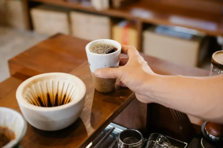 Café Joyeux : le café solidaire qui change le regard sur le travail