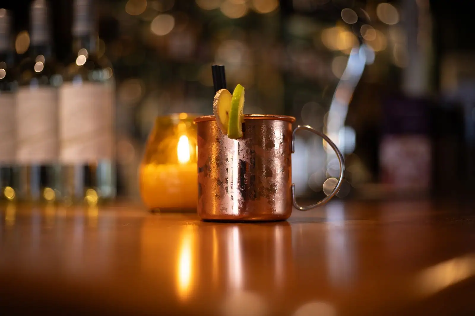 Moscow Mule servi dans une tasse en cuivre givrée avec un quartier de citron vert