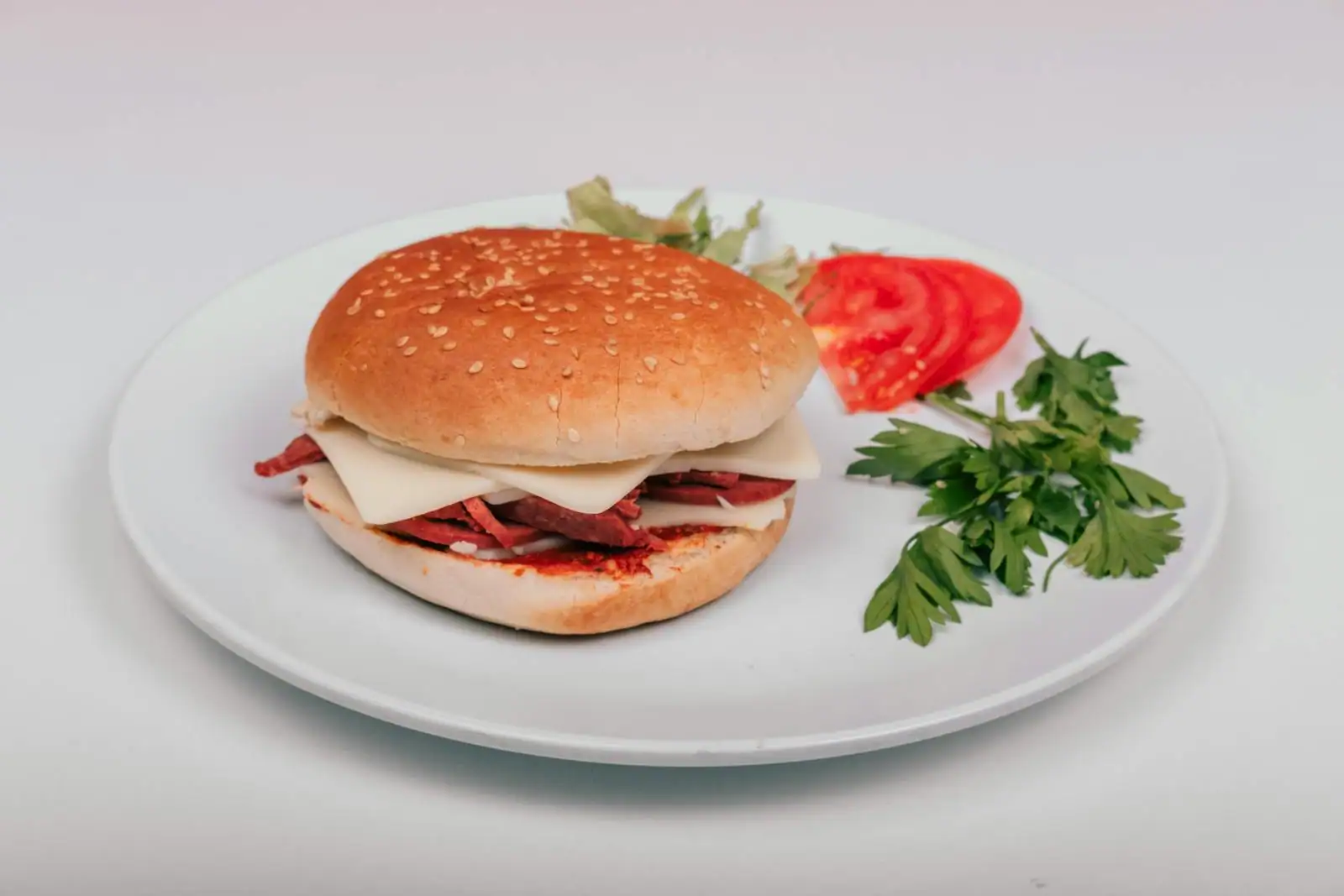 Spécialités new-yorkaises sur une table : bagel garni au cream cheese et saumon, part de cheesecake et sandwich pastrami