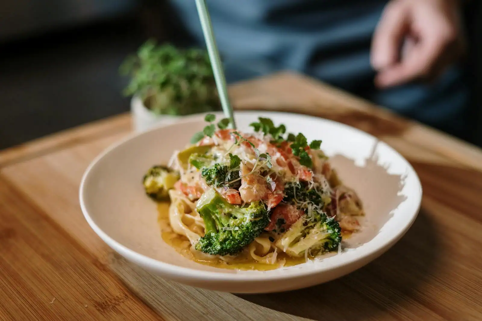 Assiette d'orecchiette aux cime di rapa, spécialité traditionnelle de la cuisine des Pouilles