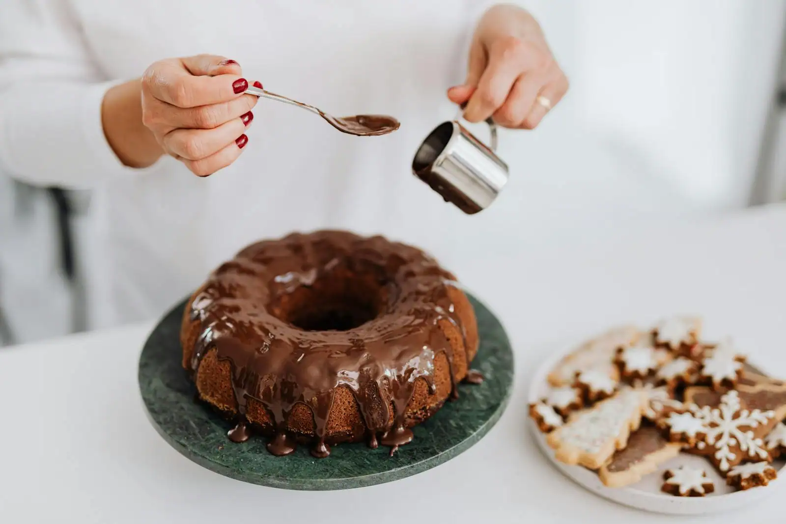 Desserts vegan présentés sur une table : mousse au chocolat, cookies et part de banana bread, sans œuf ni beurre
