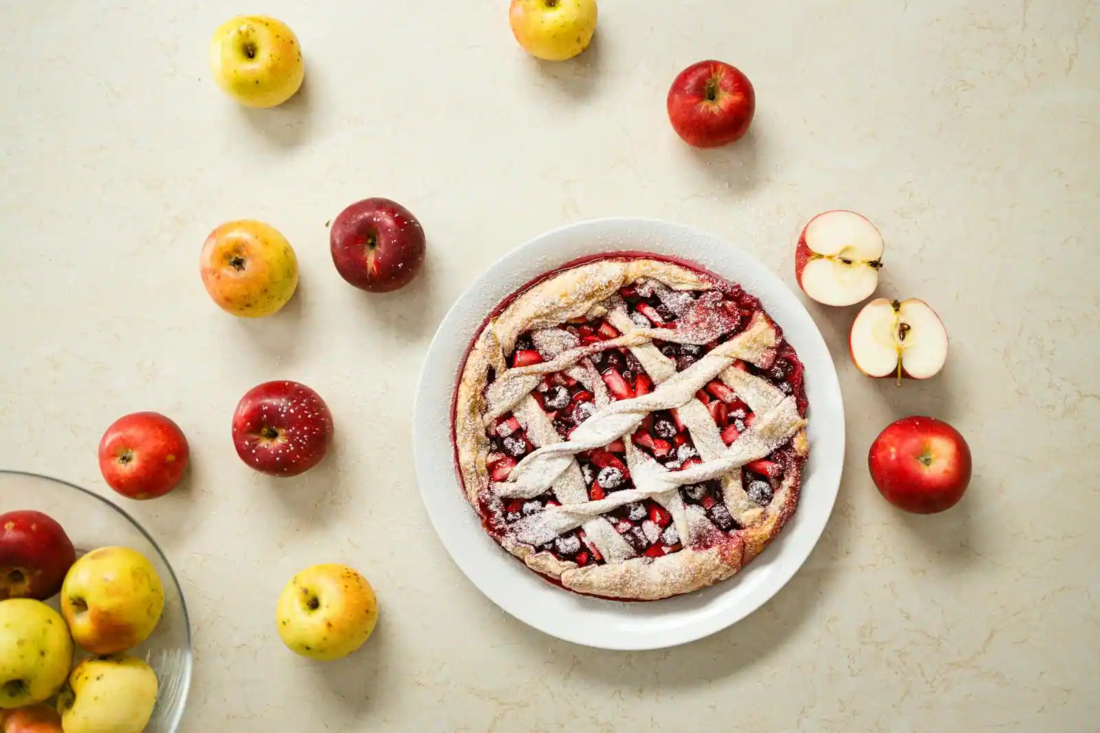 Assortiment de desserts aux pommes faits maison, tarte dorée et pommes fraîches