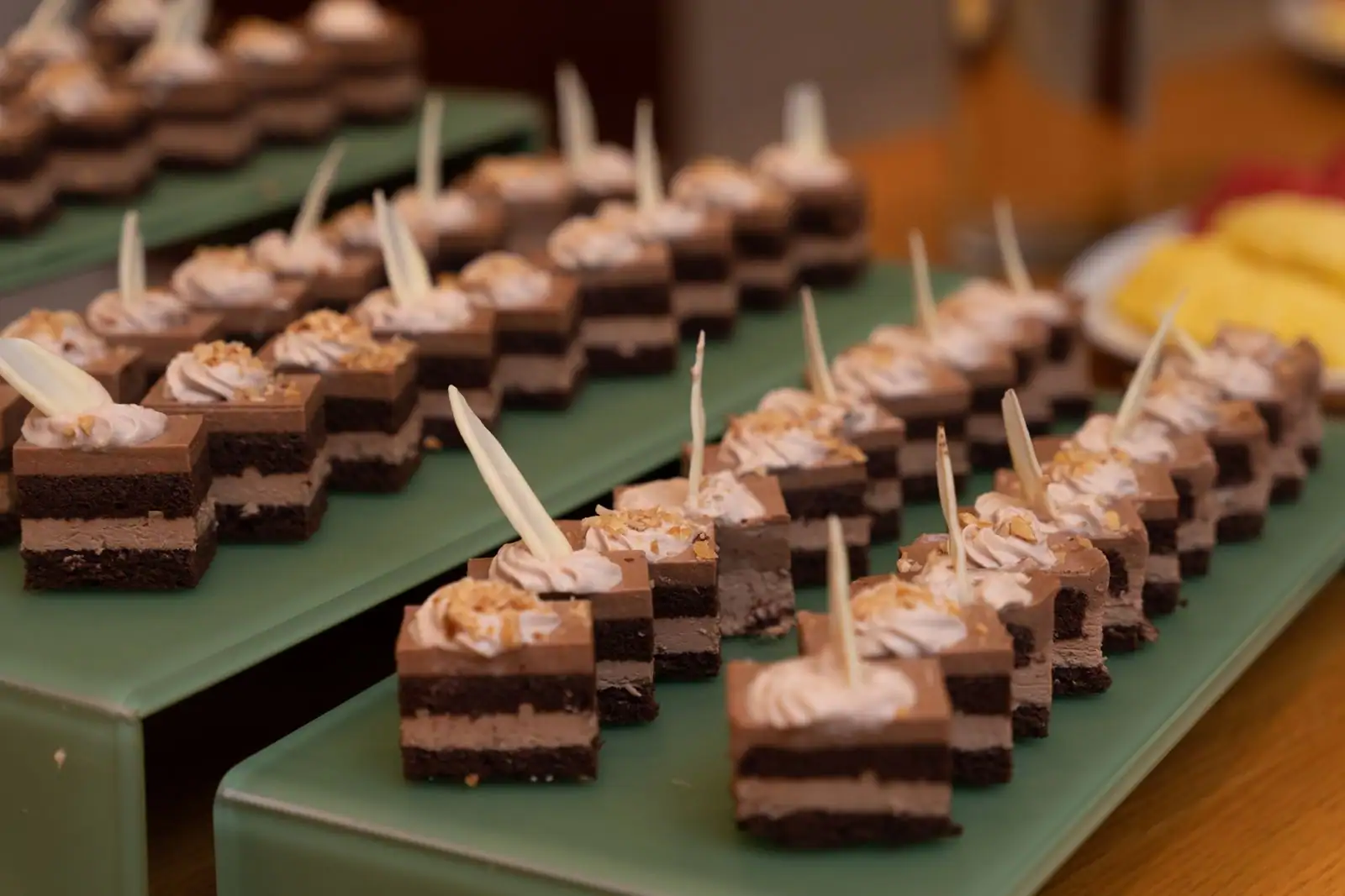 Gâteau au chocolat fondant et mousse en verrine, desserts préparés sans œufs sur une table claire