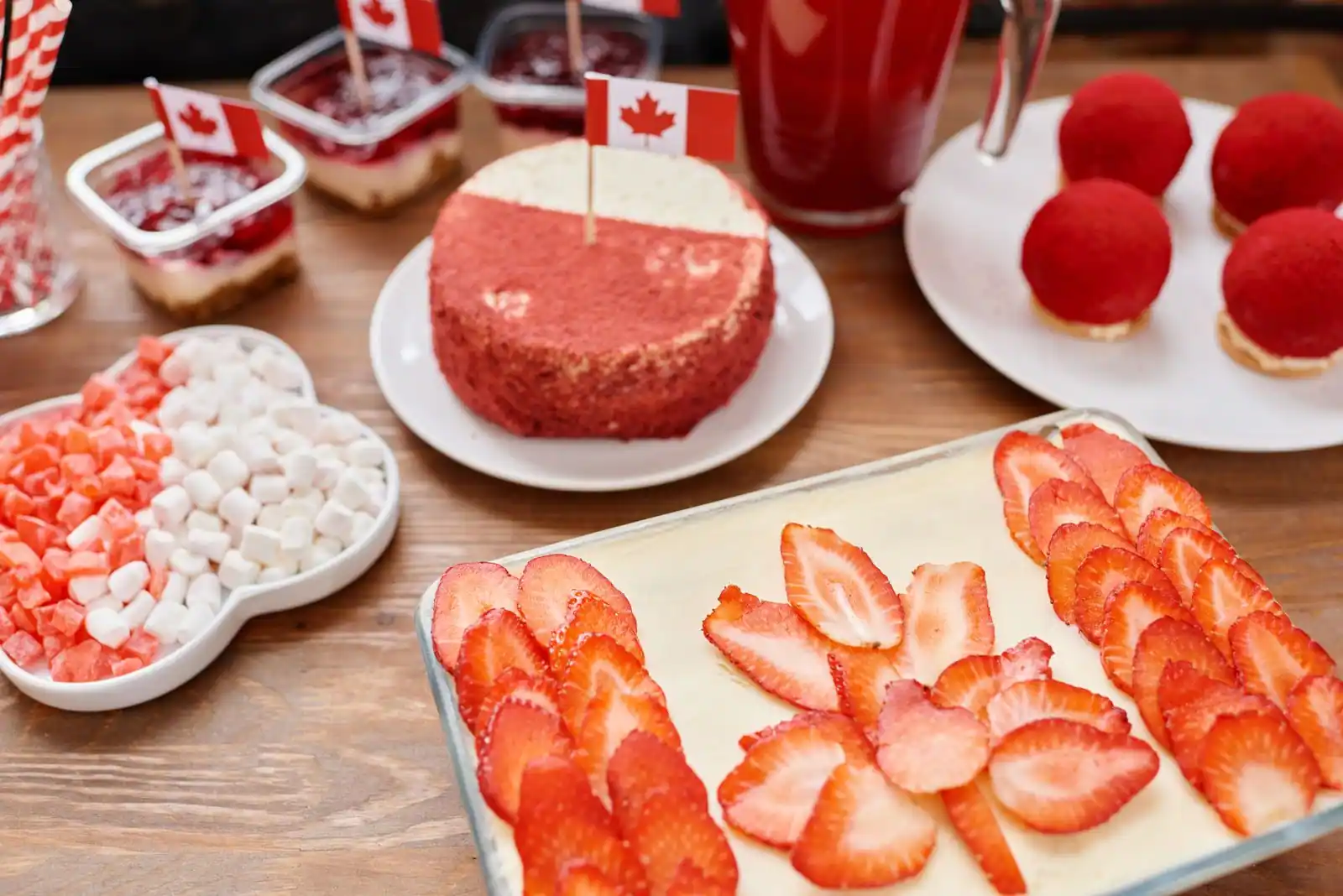 Assortiment de desserts maison sur une table : tarte aux fruits, crème, mousse au chocolat et fruits frais