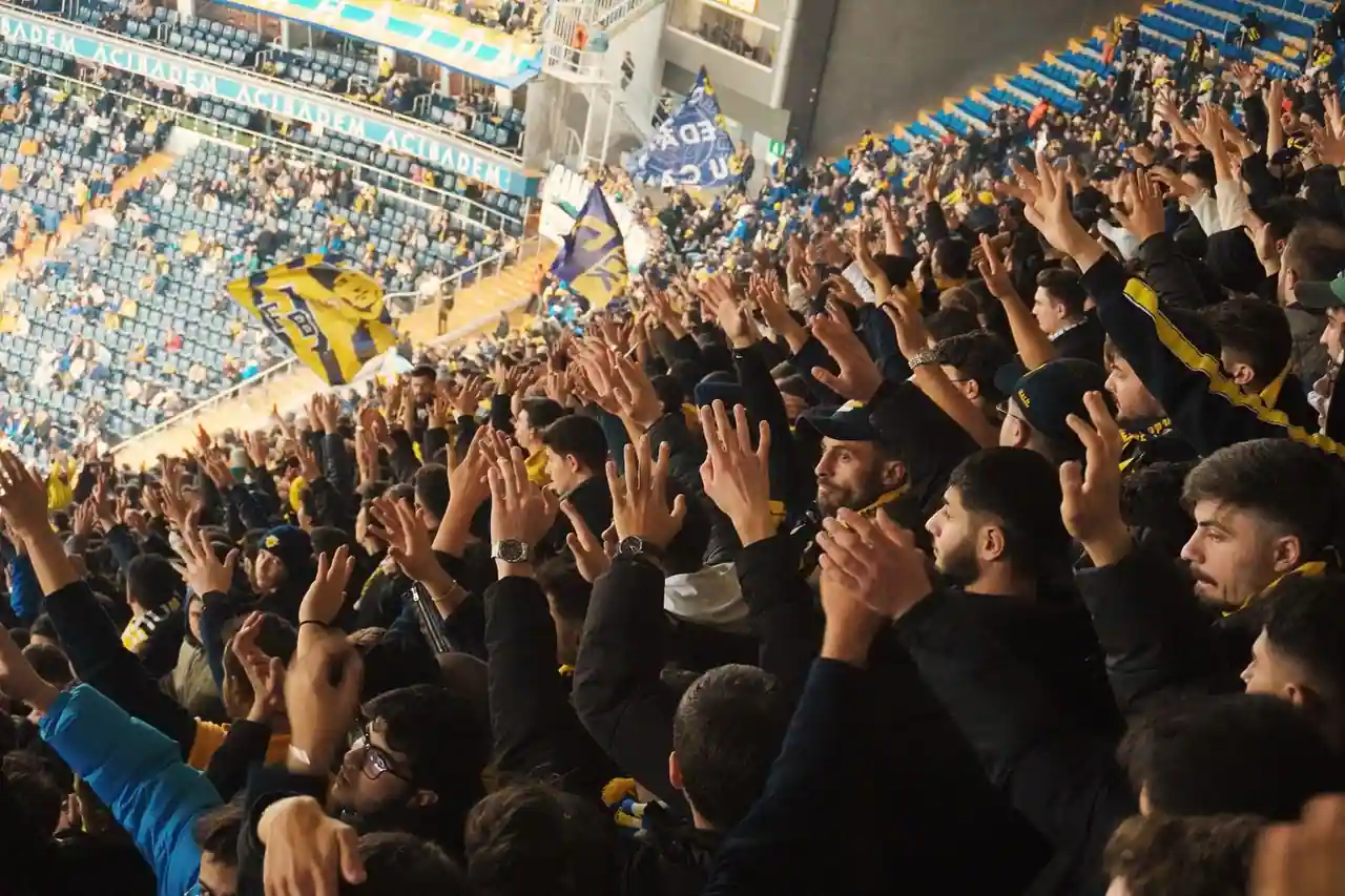 Stade de football italien plein, supporters et pelouse éclairée lors d'un match de Serie A