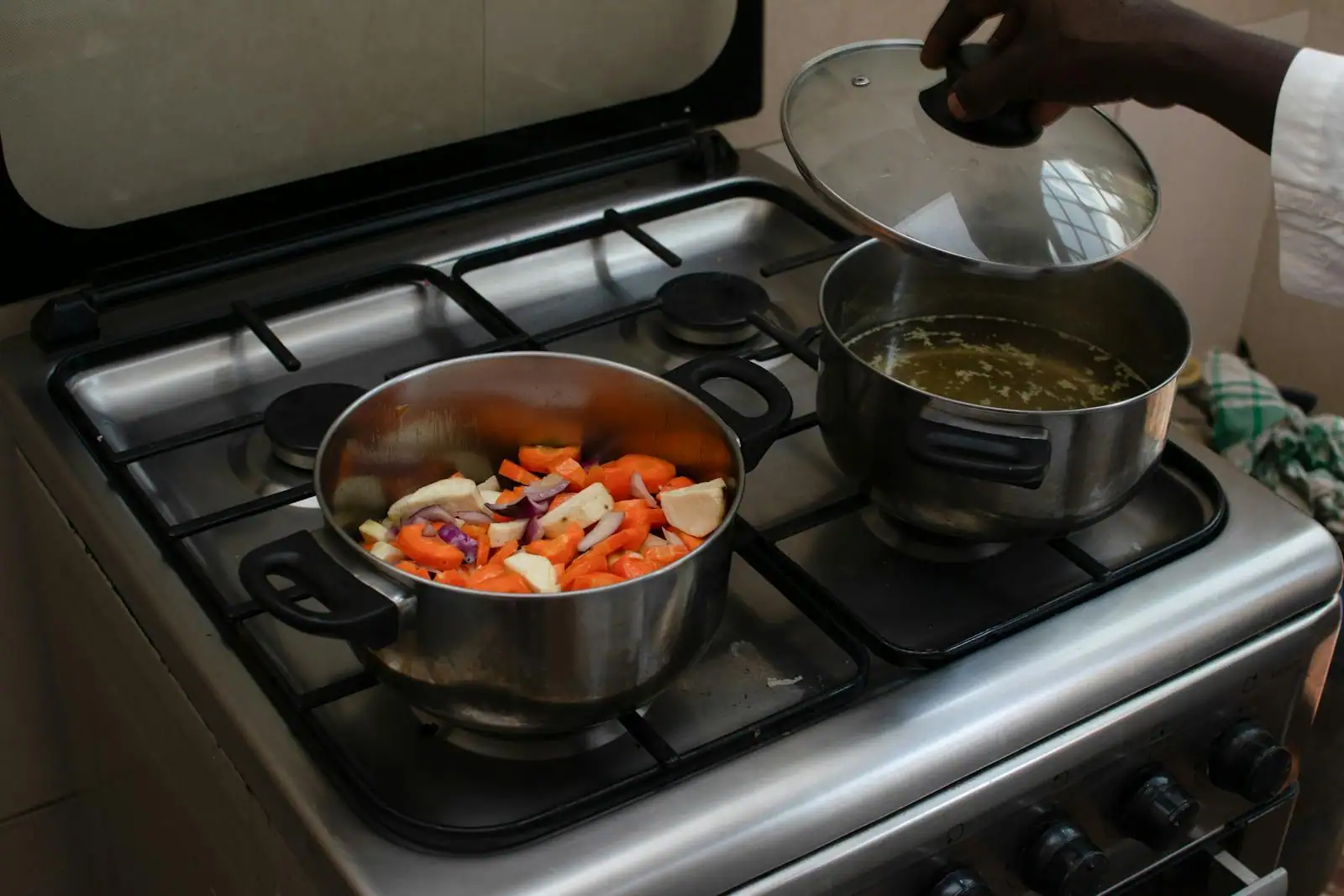 Plat familial économique de pâtes et légumes servi dans une grande casserole