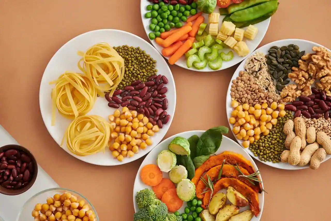 Assiette équilibrée colorée avec légumes, féculents complets et une source de protéines, vue de dessus.