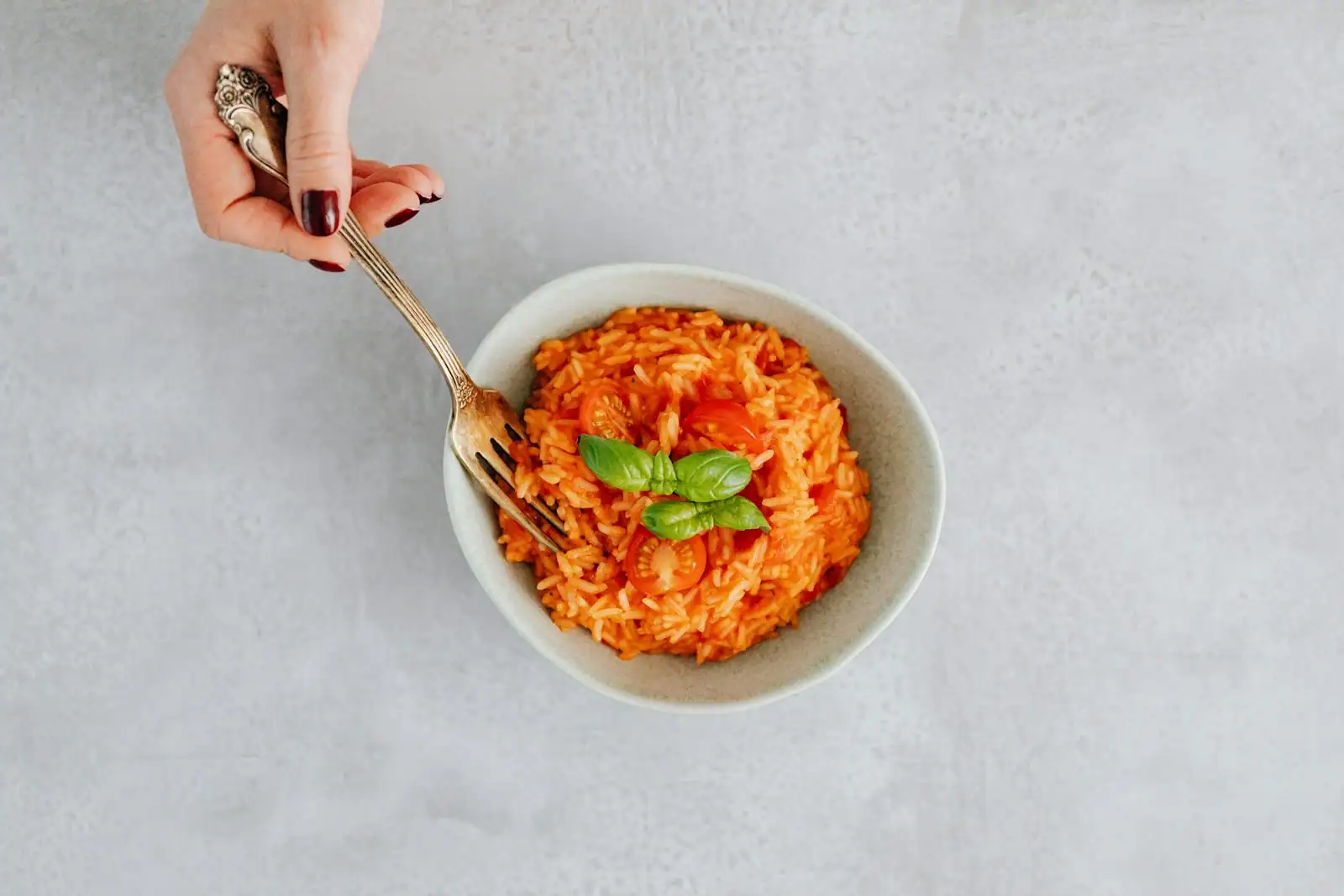 Risotto crémeux au chorizo servi dans une assiette, dés de chorizo doré et parmesan râpé