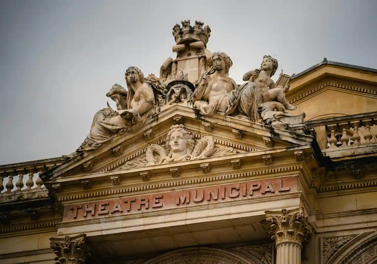 Façade du Théâtre du Châtelet sur sa place parisienne au bord de la Seine.
