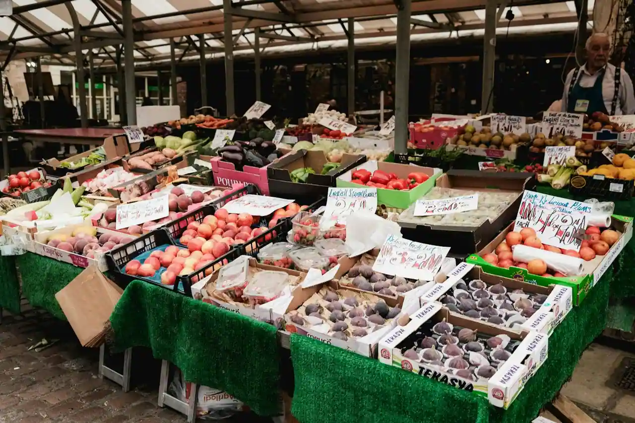 Étal de marché coloré de légumes et fruits frais de saison