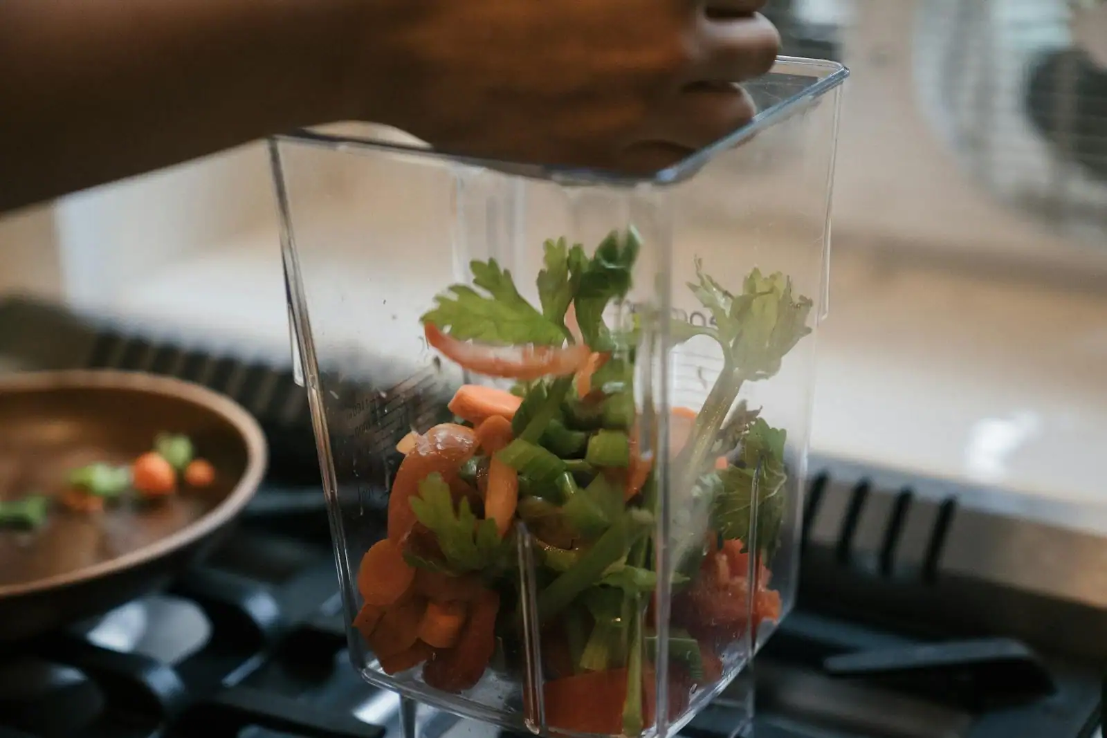 Blender chauffant posé sur un plan de travail de cuisine, préparation d'une soupe maison