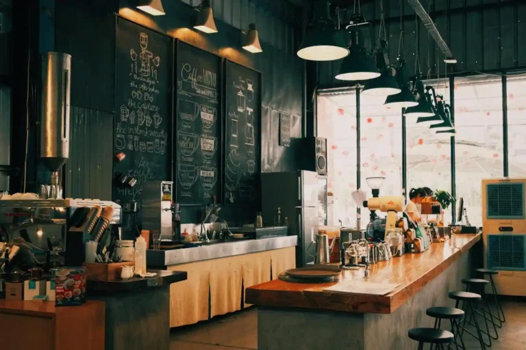 « Café du commerce » : origine et sens de l&rsquo;expression