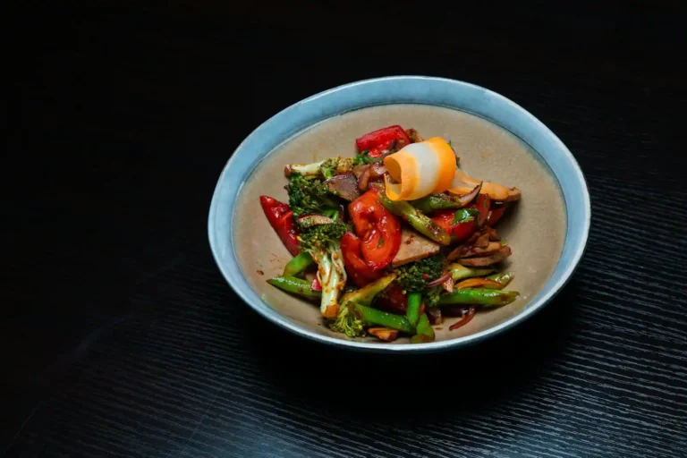 Cuisiner au wok : maîtriser le sauté à feu vif et la saisie parfaite