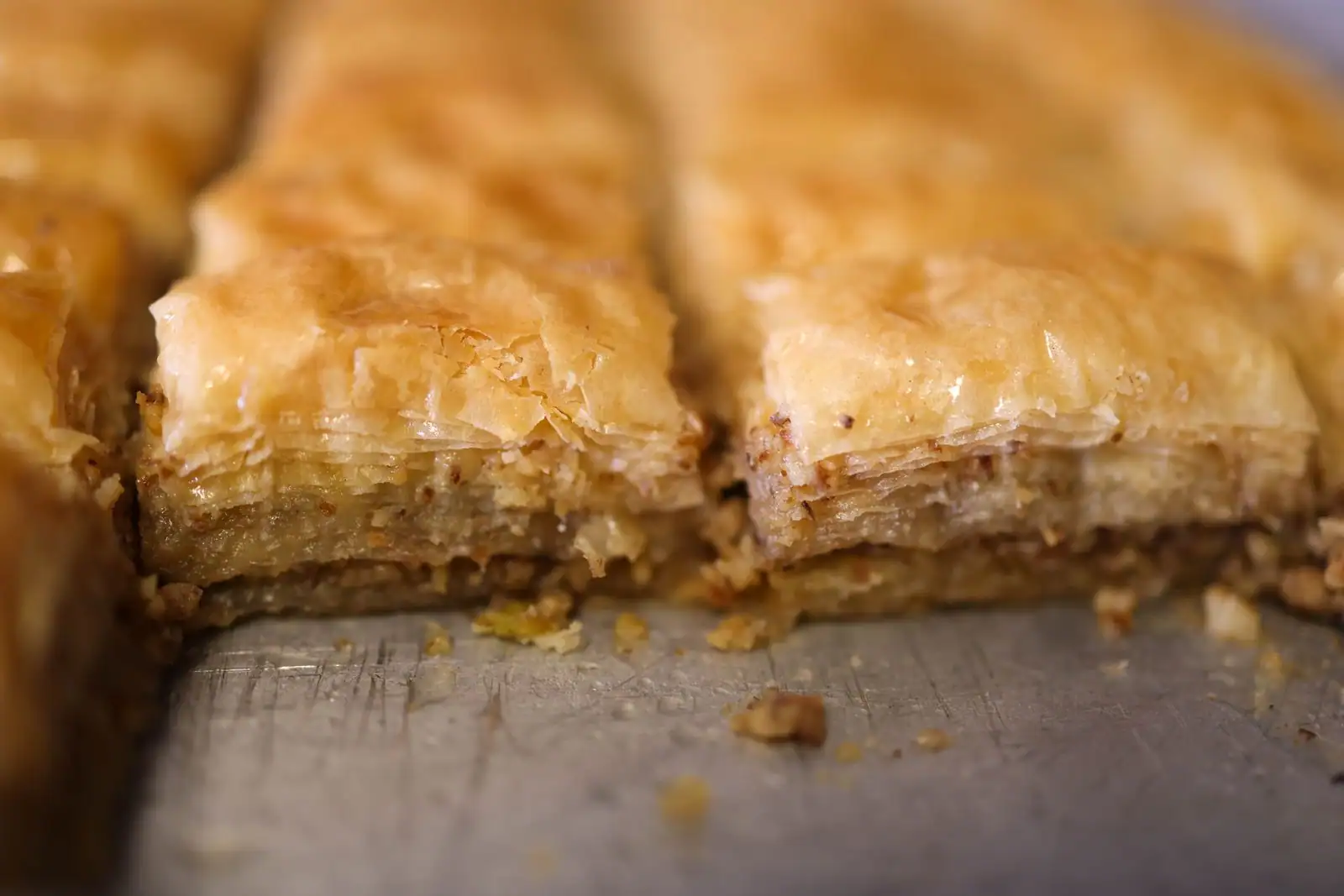 Baklava coupé en losanges, feuilles de filo dorées et garniture de noix