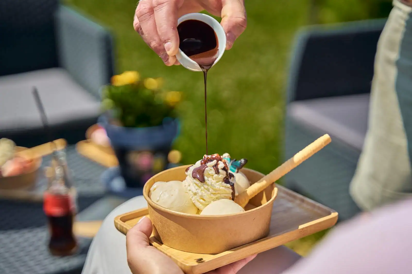 Coupe de glace molle nappée de coulis de chocolat avec une cuillère
