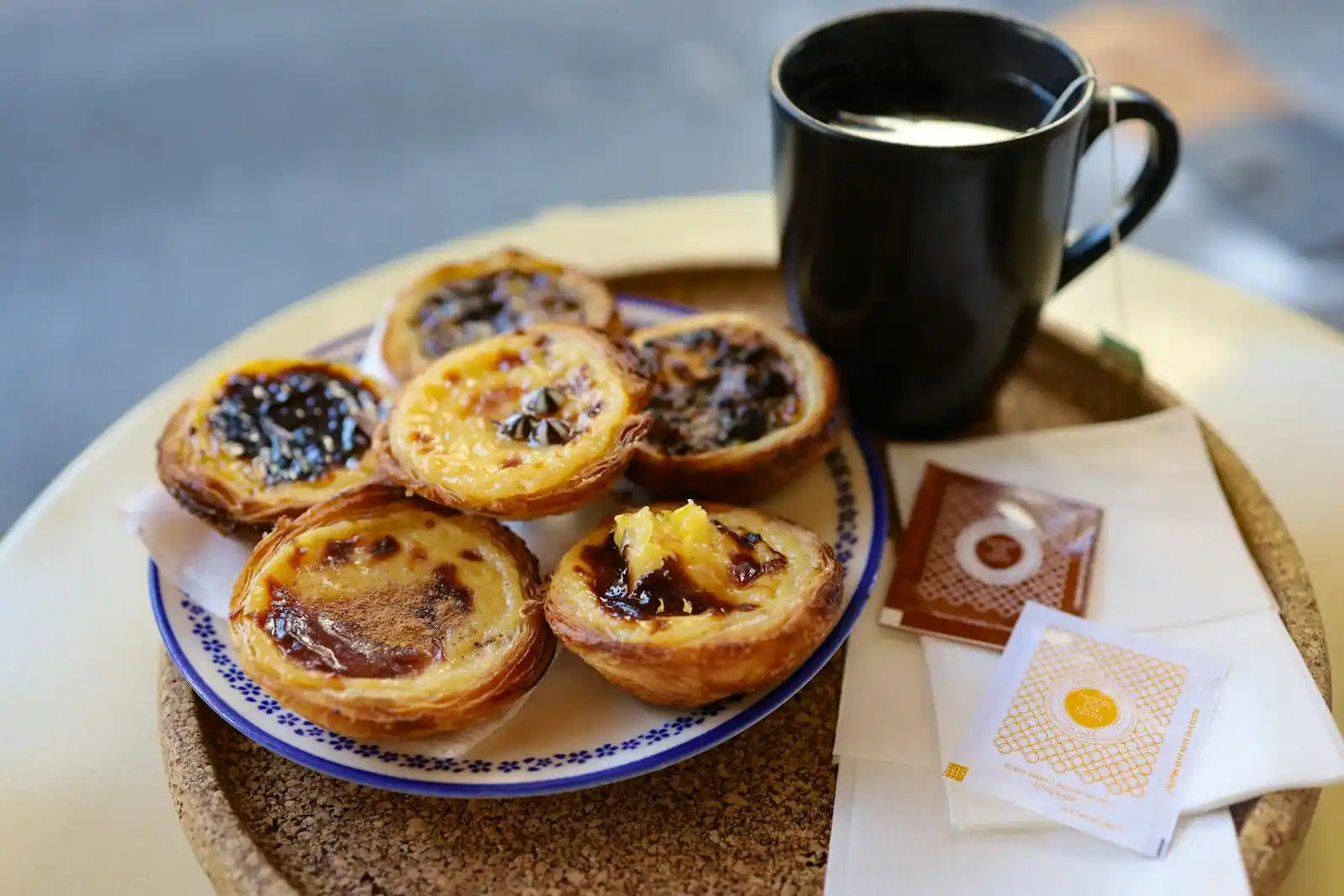 Pastéis de nata, tartelettes portugaises à la crème d'œufs au dessus caramélisé, sur une assiette