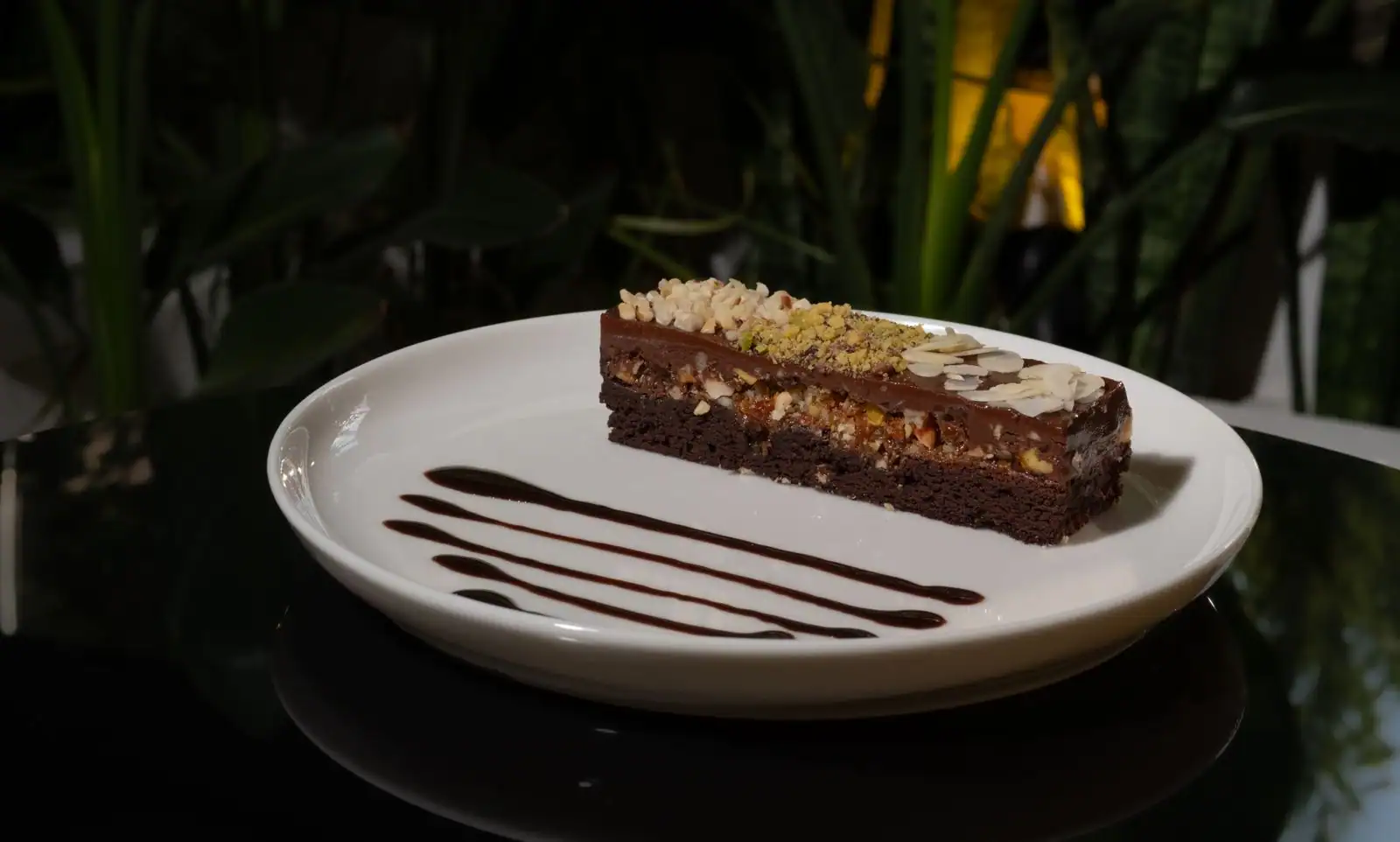 Part de gâteau au chocolat moelleux servie sur une assiette blanche, prête à déguster
