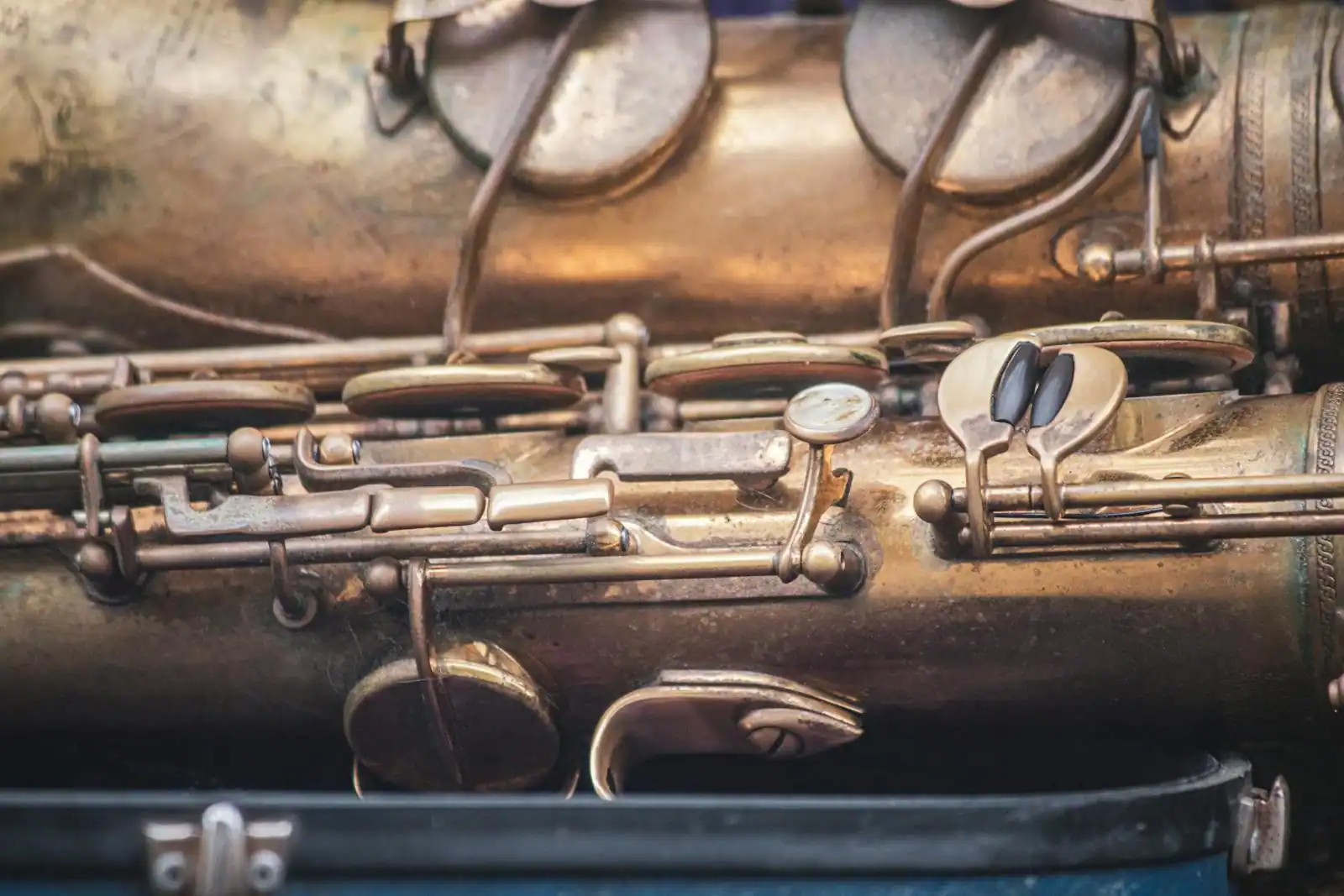 Gros plan sur les clés et le corps en cuivre d'un saxophone, instrument à vent