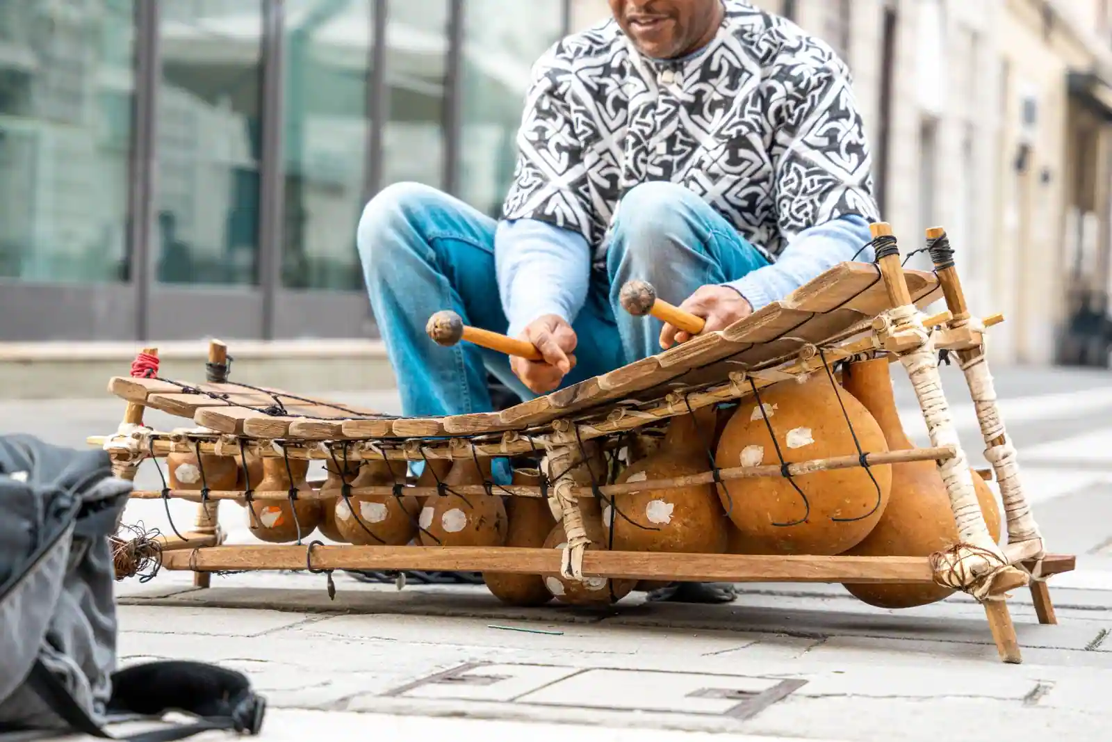 Musicien de rue jouant du balafon, xylophone africain à lames de bois et résonateurs en calebasse