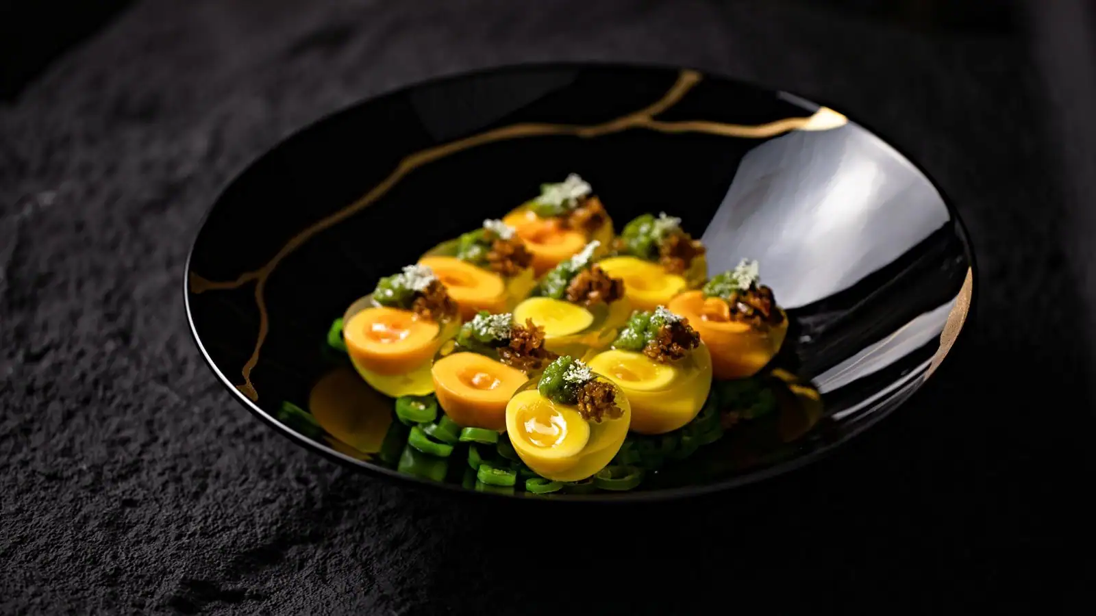 Plat de gastronomie dressé avec soin sur une assiette, mise en scène soignée façon cinéma culinaire