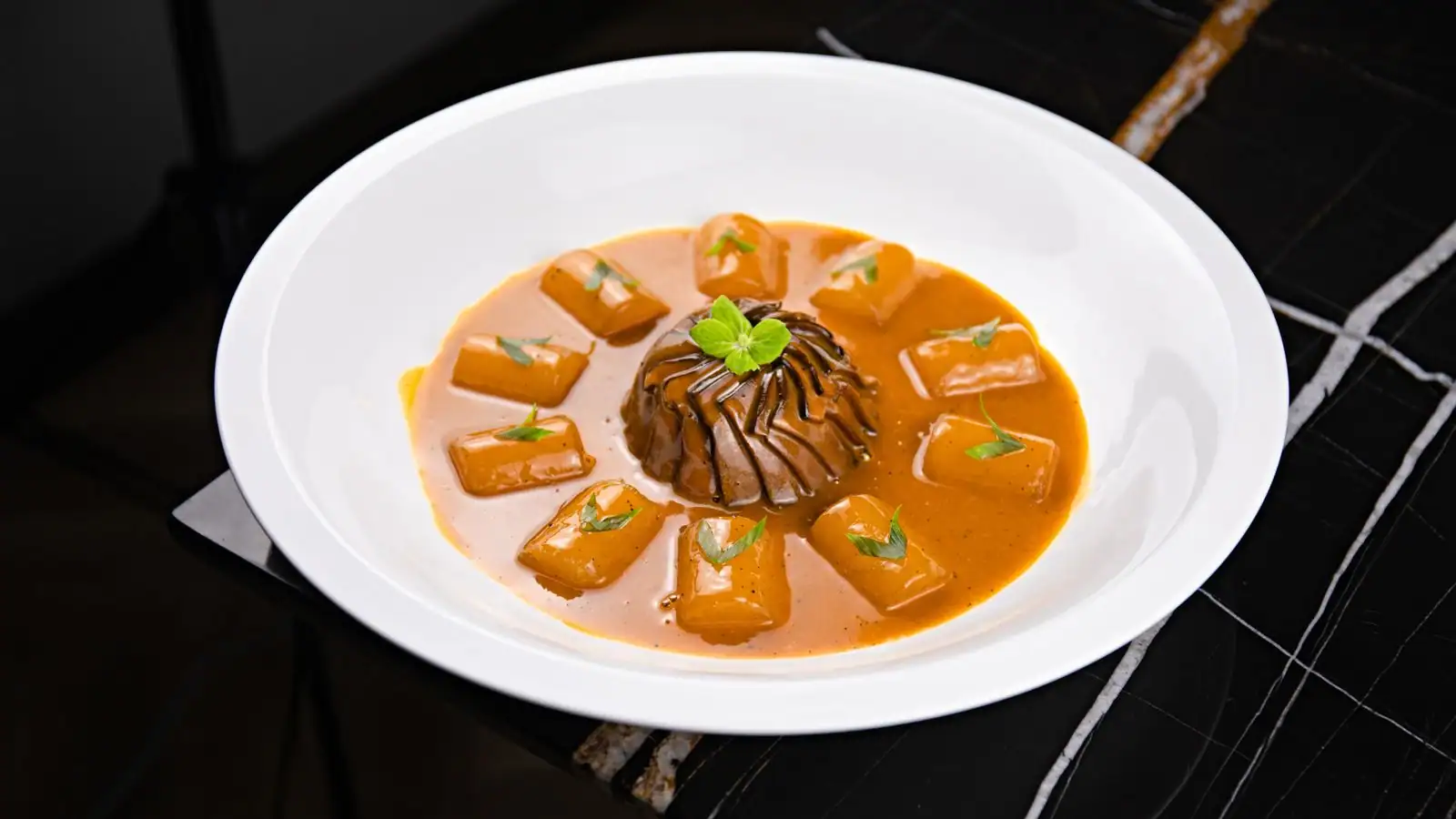 Plat gastronomique au dressage soigné dans une assiette blanche, esthétique de la nouvelle cuisine