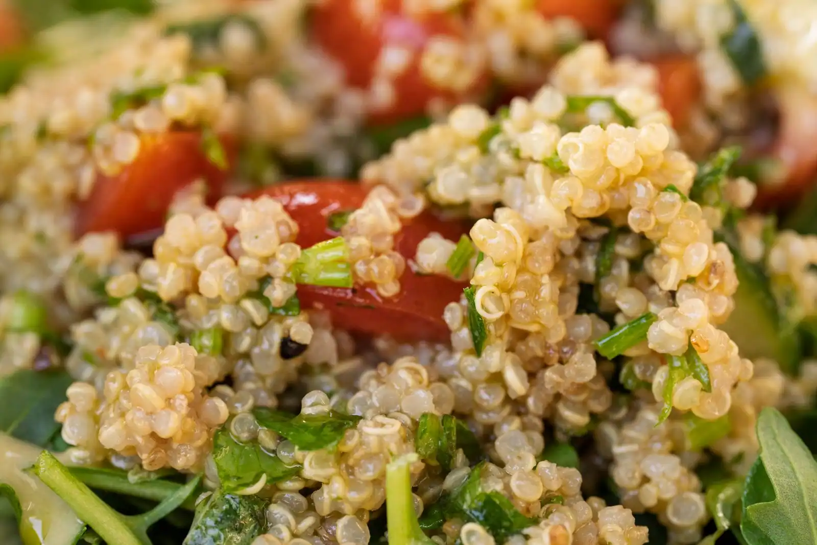 Salade de quinoa aux tomates cerises et herbes fraîches