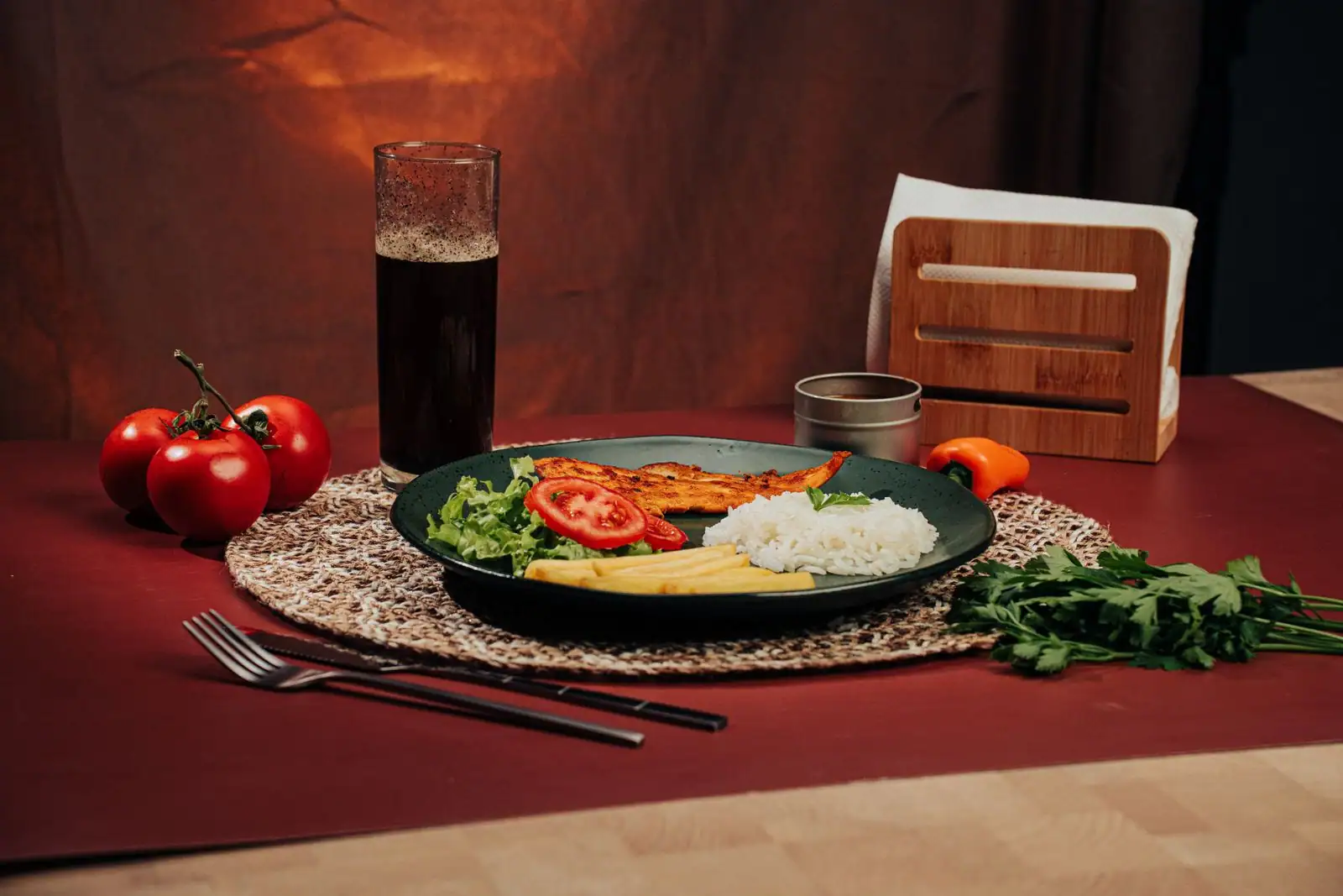 Assiette de poulet grillé avec salade, tomates et riz