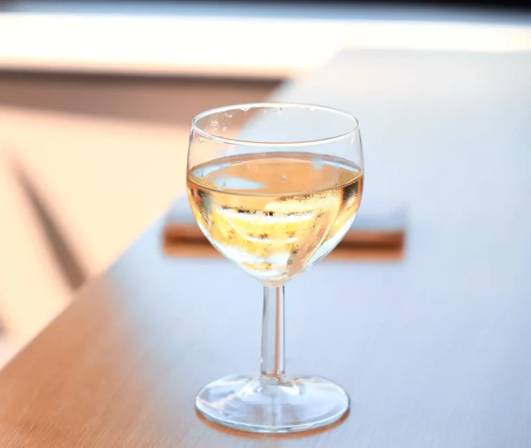 Vin jaune du Jura : le comprendre, le servir et l&rsquo;accorder