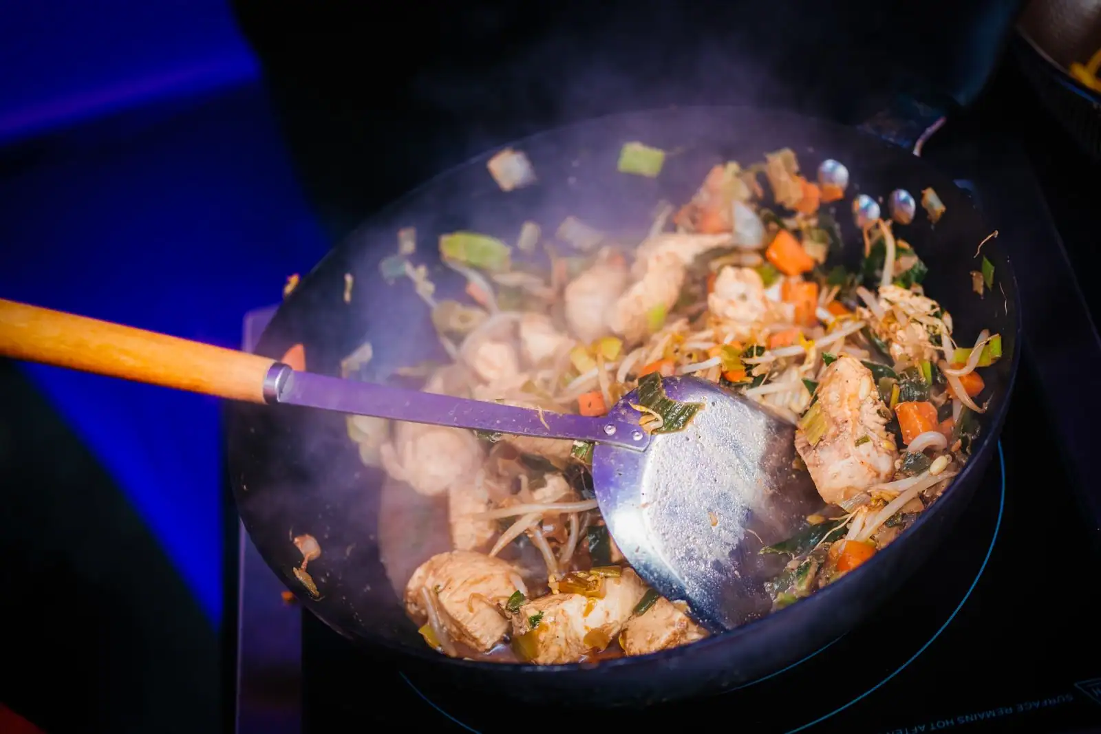 Poulet et légumes sautés dans un wok fumant, comme au comptoir d'un buffet asiatique à volonté.