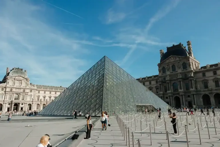 Café Marly : la brasserie sous les arcades du Louvre