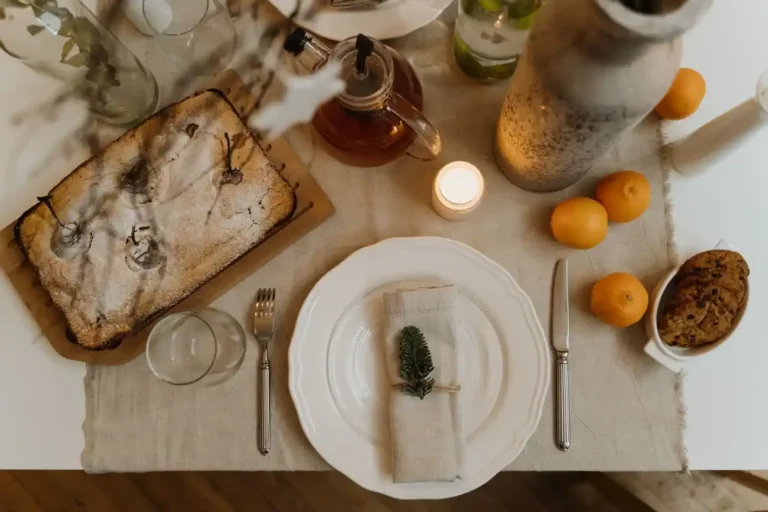 Design de la table : palette, matières, hauteurs et lumière