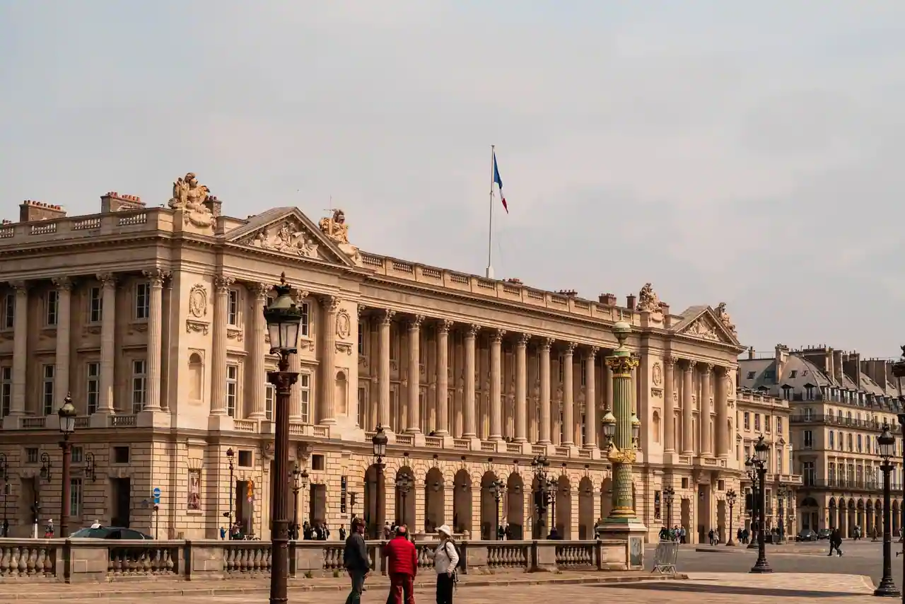 Façade à colonnade de l’Hôtel de la Marine, place de la Concorde à Paris, avec ses arcades au rez-de-chaussée