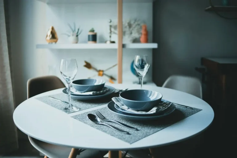 Dresser une table avec ce qu&rsquo;on a : place, ordre et vaisselle dépareillée