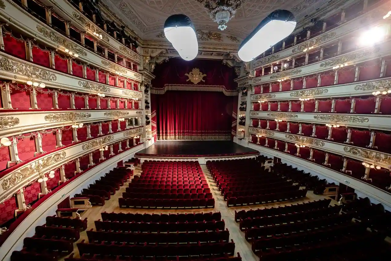 Intérieur d'une salle d'opéra à l'italienne, avec ses rangées de loges superposées en fer à cheval.