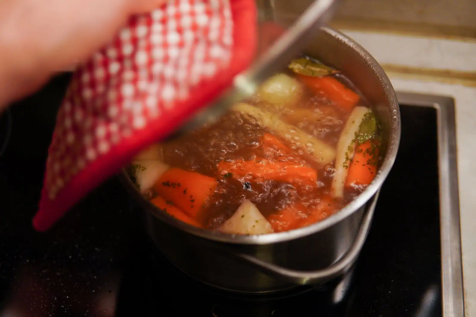 Ragoût de légumes en train de mijoter dans une casserole, avec carottes et pommes de terre