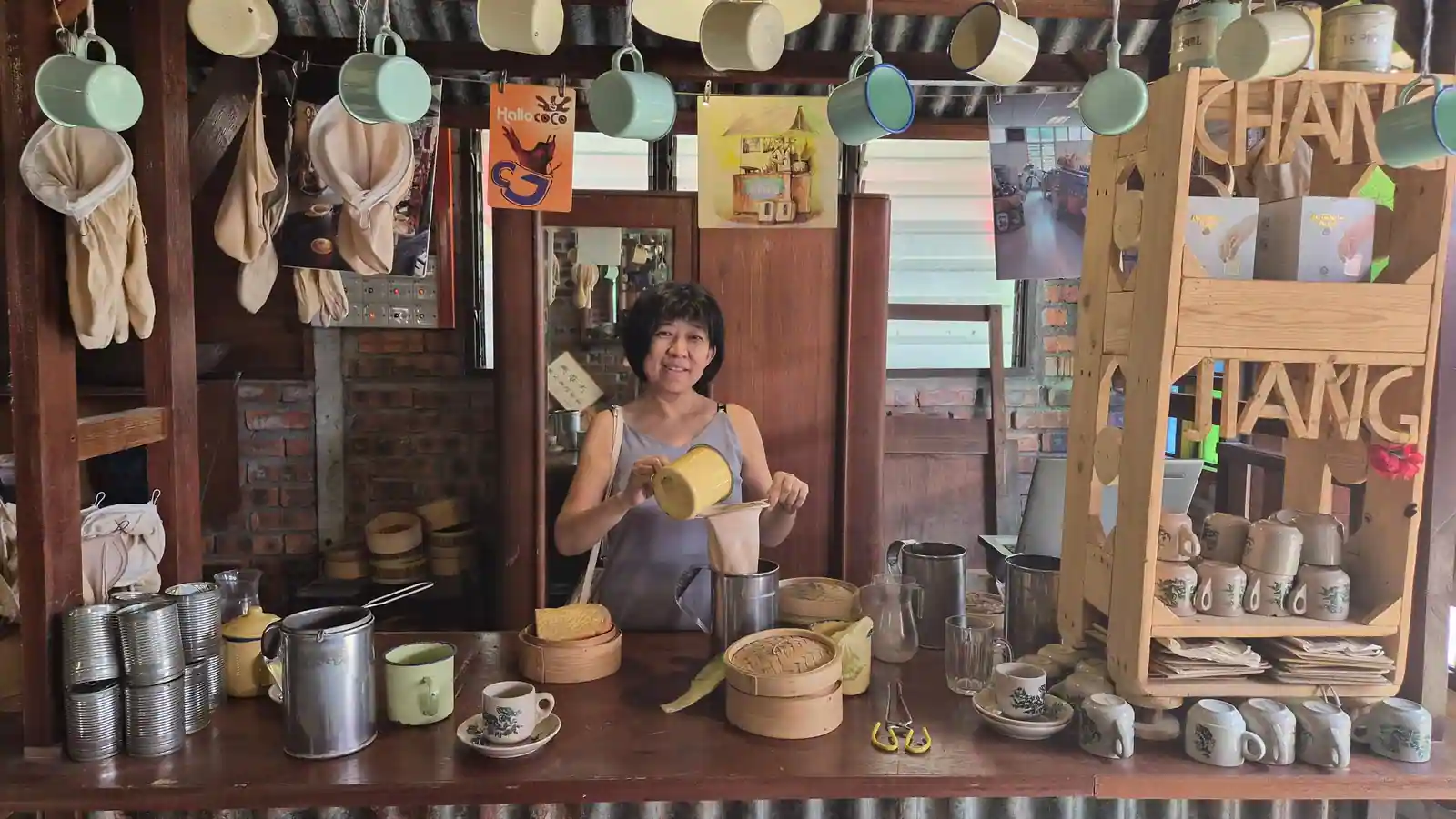 Préparation traditionnelle du café dans une échoppe malaisienne, à l'origine de la méthode du café blanc.