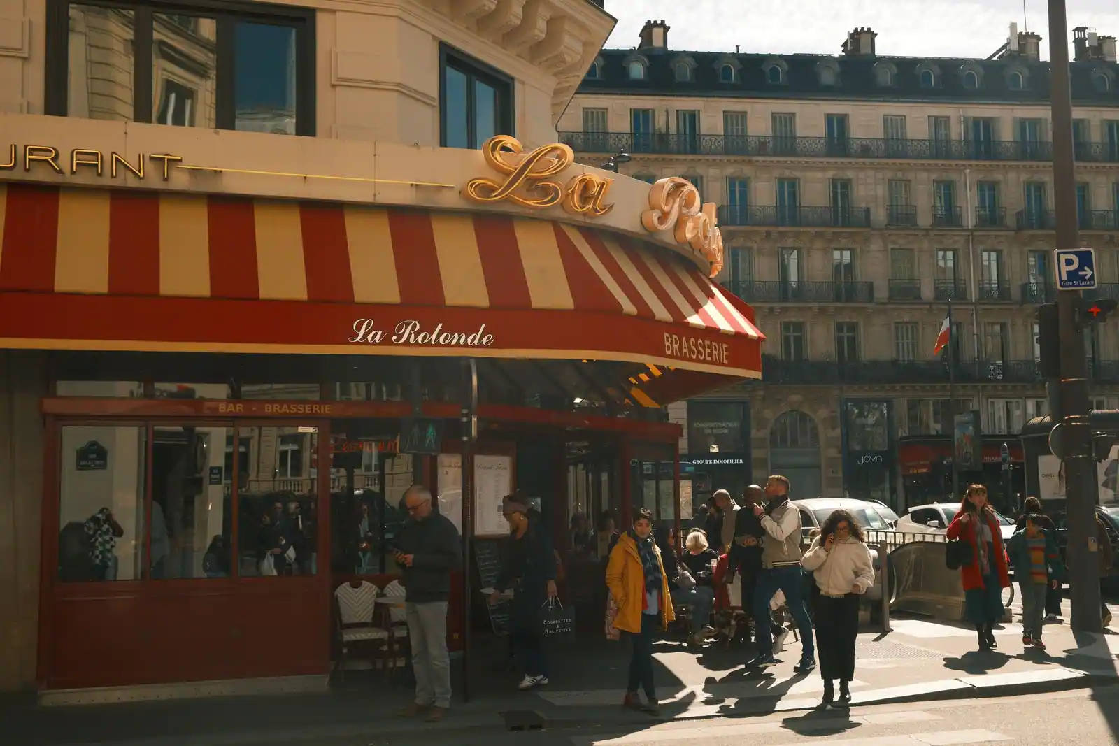 Façade de La Rotonde, brasserie historique de Montparnasse, reconnaissable à son auvent rayé.