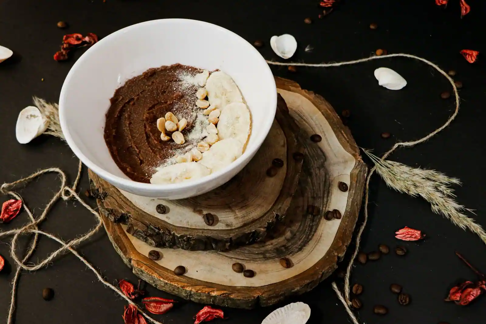 Dessert vegan au chocolat présenté dans un bol, préparé sans œuf ni produit laitier