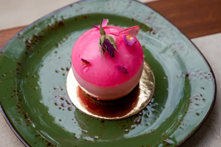 Desserts lyonnais : la praline rose, fil conducteur d&rsquo;une pâtisserie entière