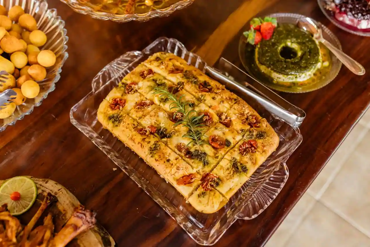 Plusieurs plats simples préparés dans une cuisine, posés sur un plan de travail en bois.