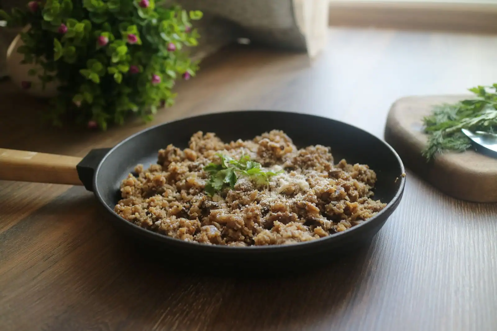 Plat simple préparé à la poêle et servi à table pour un dîner rapide de semaine, vue de dessus