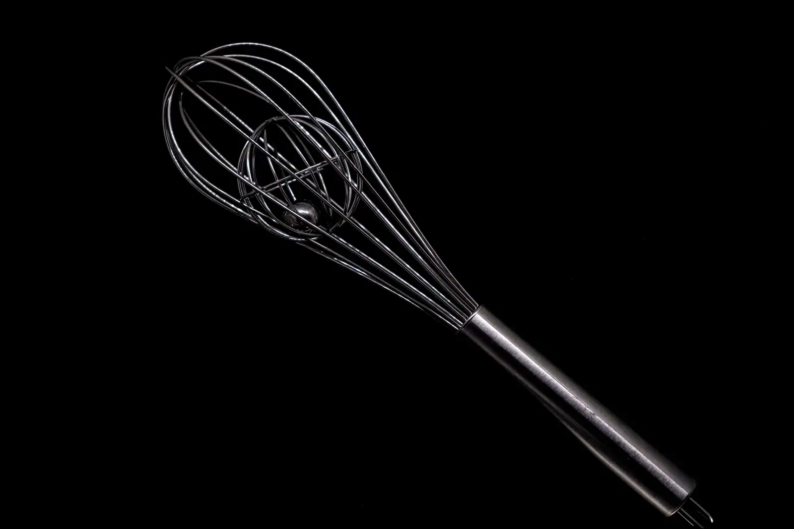 Gros plan sur un fouet de cuisine en inox, l'un des ustensiles les plus utiles à connaître en anglais.