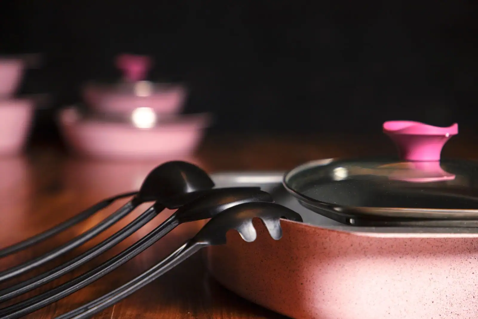 Ustensiles de cuisine rangés et organisés sur un plan de travail en bois.