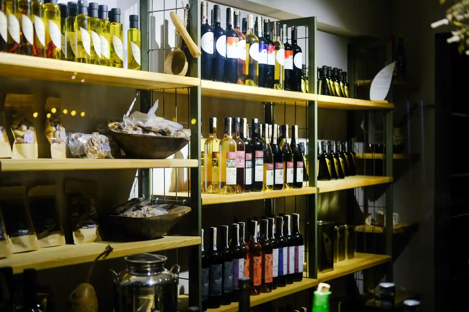 Rayon de bouteilles de vin dans une boutique de caviste